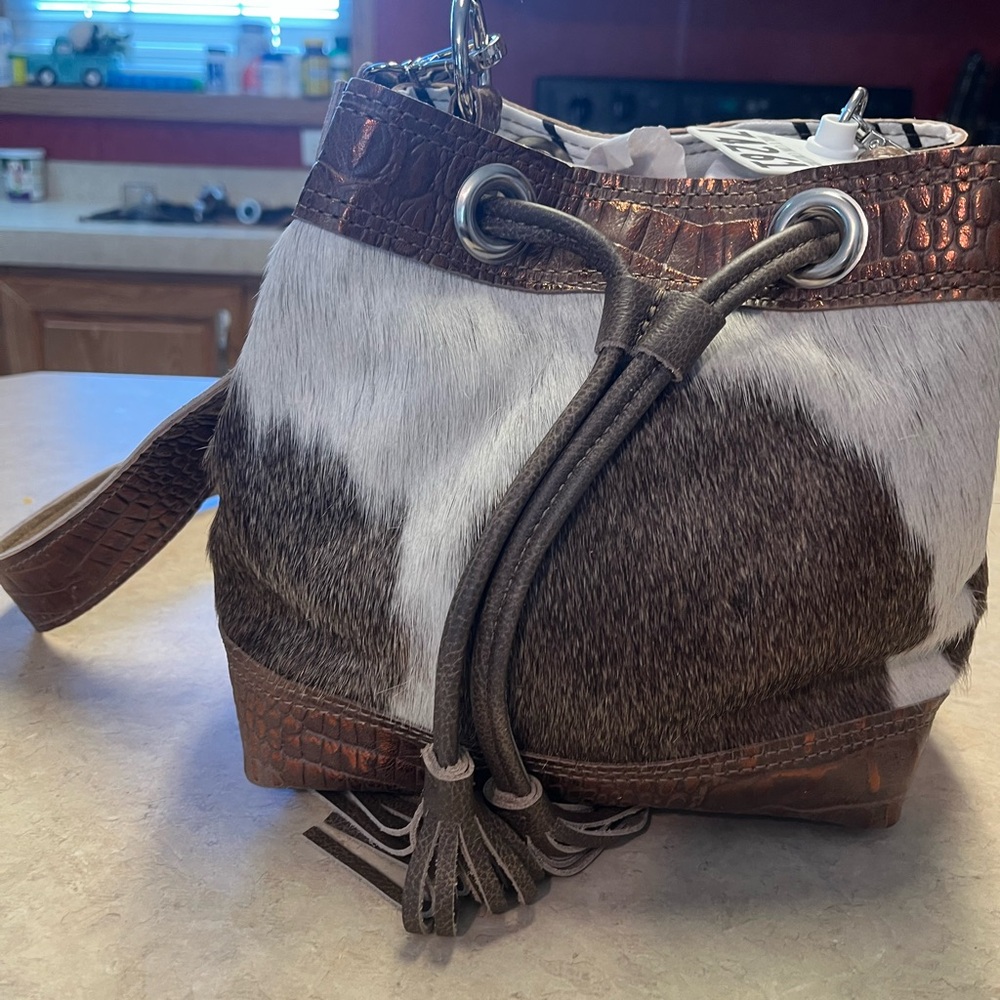 Elegant Brown and White Leather Shoulder Bag